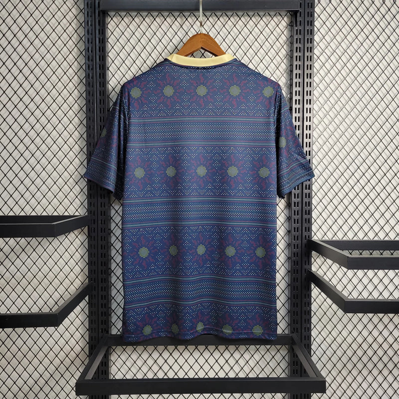 Camisa Jamaica Pré-Jogo 2023/24 Adidas Torcedor Masculina, azul, com escudo da seleção jamaicana e logo Adidas em destaque, confeccionada em tecido leve e respirável, modelo masculino com caimento confortável, ideal para treinos, jogos e uso casual.”