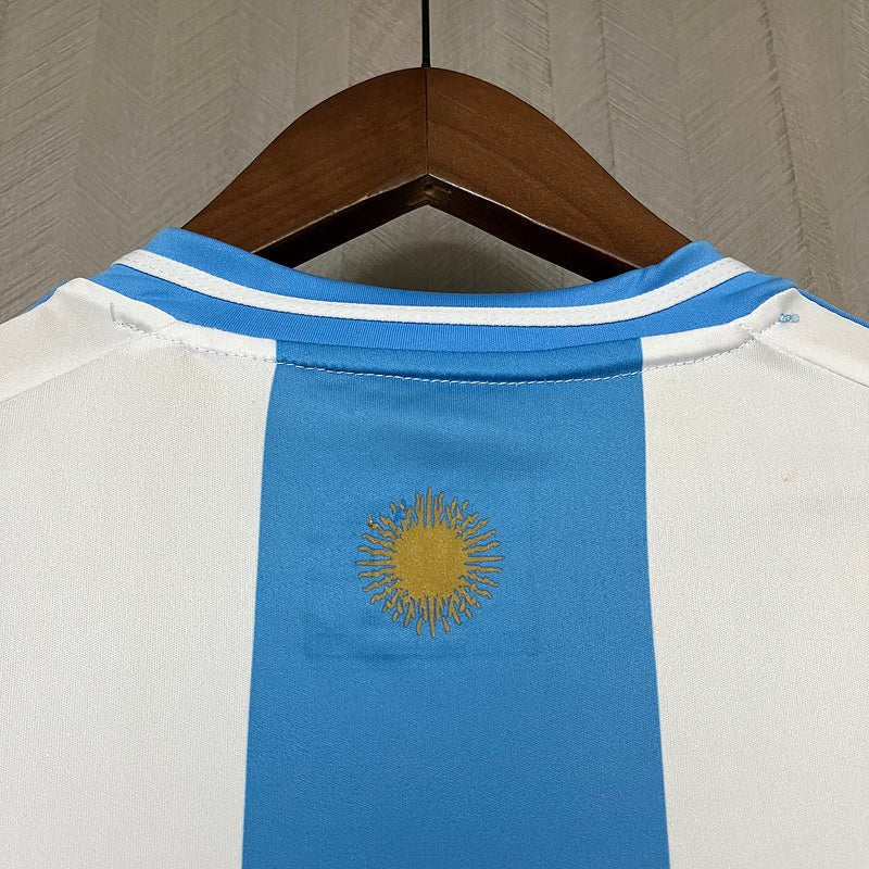 Camisa Argentina Home 2024/25 Torcedor Masculina Adidas com Patch de Campeão – , branca e azul celeste