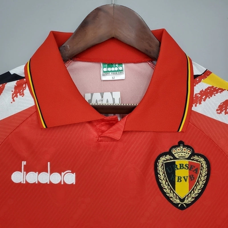 Camisa Bélgica Home I 1995/96 Retrô masculina, vermelha, inspirada no uniforme clássico dos anos 90, com escudo da seleção belga em destaque e design vintage, feita em tecido leve e confortável, ideal para colecionadores e fãs de futebol retrô.”