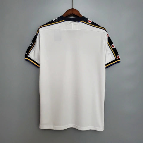 Camisa Parma Away II 2002/03 Retrô Masculina branca com detalhes em azul e amarelo, escudo bordado no peito, gola clássica e tecido leve e respirável, perfeita para torcedores que valorizam estilo retrô e a história do clube italiano.