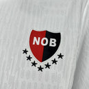 Camisa Newell’s Old Boys Away II 2025/26 Torcedor Masculina branca, uniforme reserva argentino com detalhes em vermelho e preto, modelo torcedor leve e confortável disponível na Wazemix.