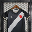 Kit Infantil Vasco Home 2023/24 Kappa oficial – uniforme completo com camisa branca faixa diagonal preta e short, ideal para pequenos torcedores vascaínos"
