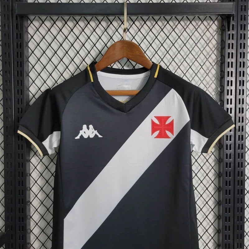 Kit Infantil Vasco Home 2023/24 Kappa oficial – uniforme completo com camisa branca faixa diagonal preta e short, ideal para pequenos torcedores vascaínos"
