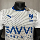 Camisa Al-Hilal Away II 2024/25 Puma Jogador Masculina Branca - uniforme de futebol versão jogador, manto alternativo do Al-Hilal FC, design branco com detalhes em azul, ideal para colecionadores e torcedores apaixonados.