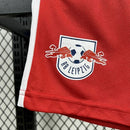 Kit Infantil RB Leipzig Home (1) 2025/26 Puma, camisa vermelha e branca com shorts oficiais, disponível para crianças de 3-4 a 12-13 anos, confortável e ideal para pequenos torcedores."