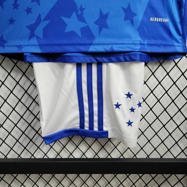 Kit Infantil Cruzeiro Home 2024/25 Adidas para torcedores mirins, camisa azul oficial com escudo bordado, shorts combinando, tecnologia AEROREADY, uniforme completo para crianças de 3 a 13 anos, kit oficial licenciado."