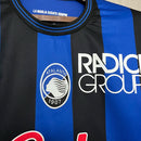 Camisa Atalanta Home I 2024/25 Torcedor Masculina azul e preta, com listras verticais tradicionais, escudo bordado e gola reforçada, simbolizando a força e a elegância da Atalanta BC.