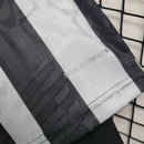 Kit Infantil Botafogo Home 2023/24 Reebok com camisa listrada preta e branca, shorts preto e meiões para crianças de 3 a 13 anos, uniforme oficial do Glorioso para pequenos torcedores"