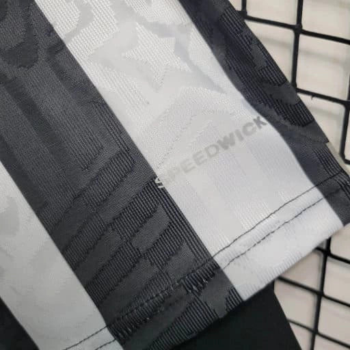 Kit Infantil Botafogo Home 2023/24 Reebok com camisa listrada preta e branca, shorts preto e meiões para crianças de 3 a 13 anos, uniforme oficial do Glorioso para pequenos torcedores"