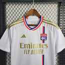 Camisa Olympique Lyon Home I 2023/24 Adidas Torcedor Masculina Branca, com faixas azul e vermelha, escudo aplicado e tecnologia AEROREADY para conforto e estilo dos torcedores do Lyon.”