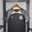 Camisa Pré-Jogo Corinthians 2024 Nike Masculina preta com detalhes off-white pendurada em arara