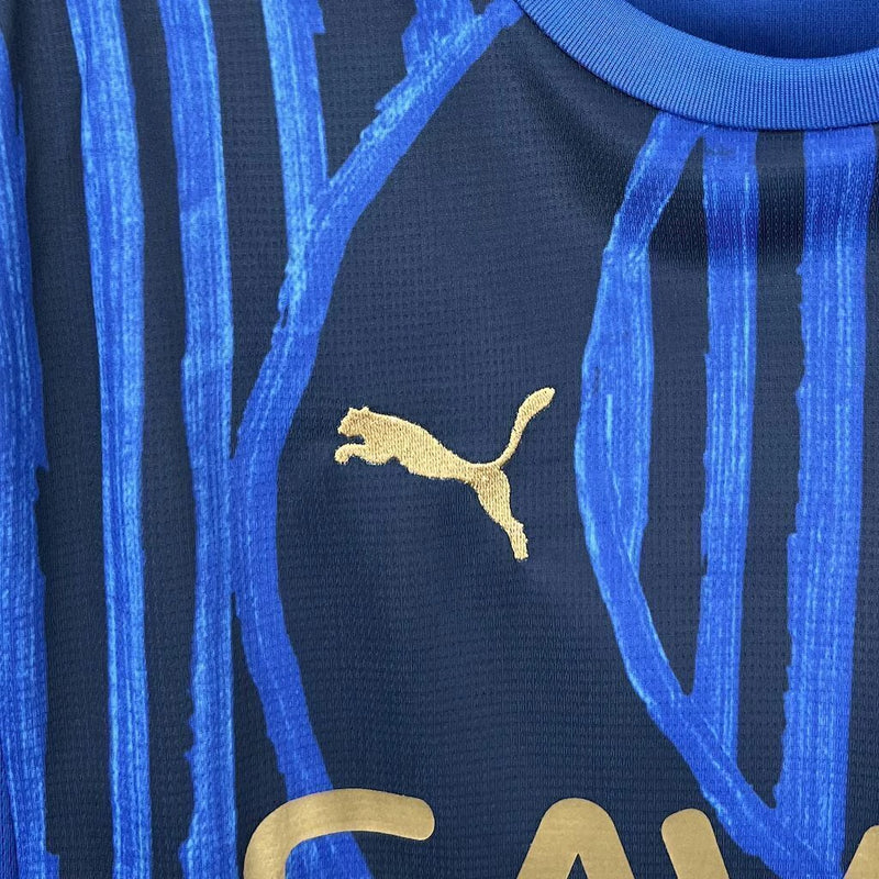 Camisa Al-Hilal Home I 2025/26 Puma Torcedor Masculina azul, uniforme oficial do clube saudita Al-Hilal, design moderno com tecnologia Puma DryCell, confortável e respirável, ideal para torcedores, colecionadores e fãs de futebol asiático