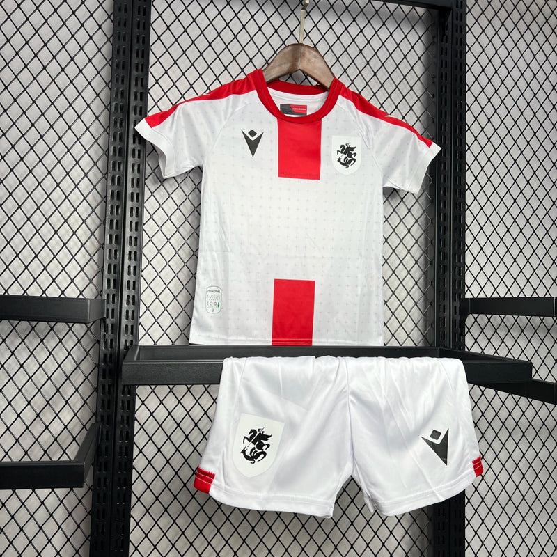 Kit Infantil Geórgia Home I 2024/25 – uniforme infantil com camisa e short, tecido leve e confortável, design clássico da Seleção da Geórgia.