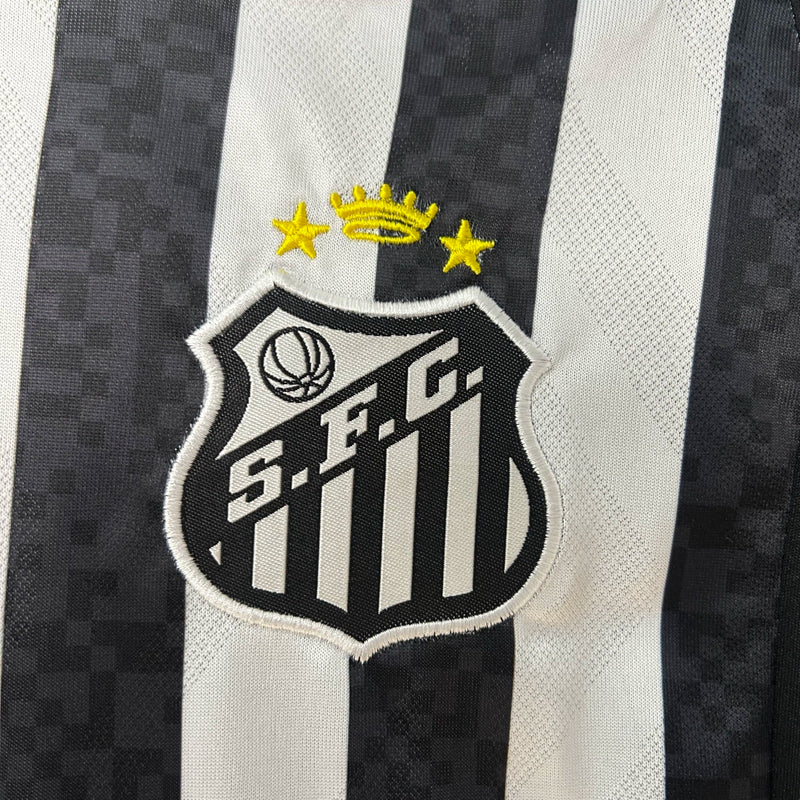 Kit Infantil Santos Home 2025/26 Umbro, camisa branca tradicional com shorts e meias, uniforme oficial para crianças de 3 a 13 anos, ideal para pequenos torcedores do Peixe."