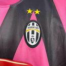 Camisa Juventus Away II 2011/12 Nike Retrô Masculina rosa, escudo da Juventus bordado no peito, gola redonda clássica e detalhes em preto e branco.