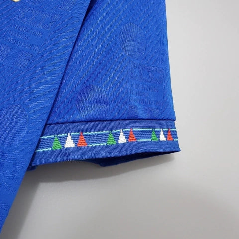 Camisa Itália Home I 1994/95 Retrô masculina, azul, com escudo da seleção italiana no peito e detalhes clássicos da temporada 1994/95, feita em tecido leve e confortável, ideal para colecionadores, fãs de futebol histórico e uso casual.”