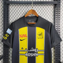 Camisa Al-Ittihad Home (1) 2023/24 Nike Torcedor Masculina com design listrado em preto e amarelo, escudo oficial estampado e tecido leve com tecnologia Dri-FIT para alta respirabilidade e conforto.
