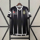 Camisa Juventus Away 2000/01 Lotto Retrô Masculina preta, com escudo bordado, gola em “V” branca e detalhes prateados clássicos