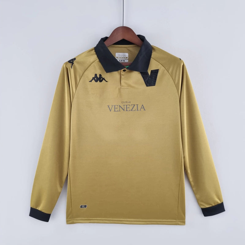 Camisa Venezia Third III 2022/23 Kappa Torcedor Masculina Manga Longa Dourada com detalhes em preto e verde, escudo do clube e design elegante inspirado na moda veneziana.”