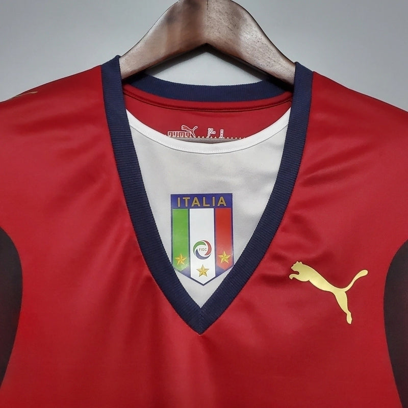 “Camisa Itália Goleiro 2006/07 Puma Retrô masculina, vermelha, com escudo da seleção italiana no peito e detalhes clássicos da temporada 2006/07, feita em tecido leve e confortável, ideal para colecionadores, fãs de futebol histórico e uso casual.”
