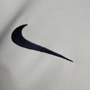 Camisa Estados Unidos Home I 2016/17 Nike Retrô Masculina branca, uniforme retrô da seleção EUA, escudo bordado no peito, detalhes em azul e vermelho, tecido leve e respirável."
camisa Estados Unidos 2016/17 retrô
camisa USA masculina retrô
camisa seleção EUA Nike
uniforme retrô de futebol EUA