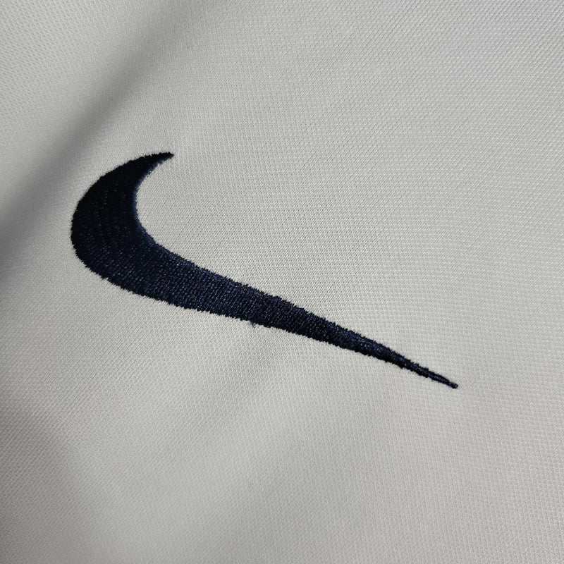 Camisa Estados Unidos Home I 2016/17 Nike Retrô Masculina branca, uniforme retrô da seleção EUA, escudo bordado no peito, detalhes em azul e vermelho, tecido leve e respirável."
camisa Estados Unidos 2016/17 retrô
camisa USA masculina retrô
camisa seleção EUA Nike
uniforme retrô de futebol EUA