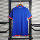 Camisa Universidad de Chile Home 2023/24 masculina azul, torcedor Adidas, uniforme futebol La U, camiseta oficial torcida, tecido respirável Climacool, design moderno e escudo do clube destacado"