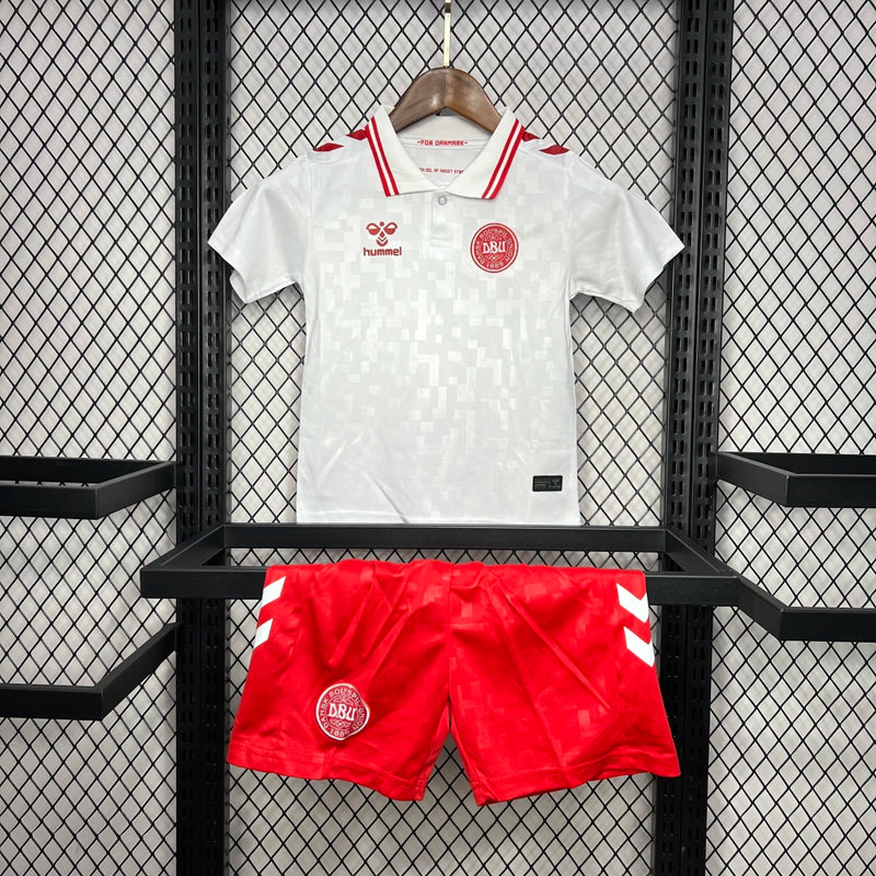 Kit Infantil Dinamarca Away II 2024/25 Hummel Eurocopa - Camisa e short oficiais para crianças, uniforme leve, confortável e autêntico da seleção dinamarquesa.