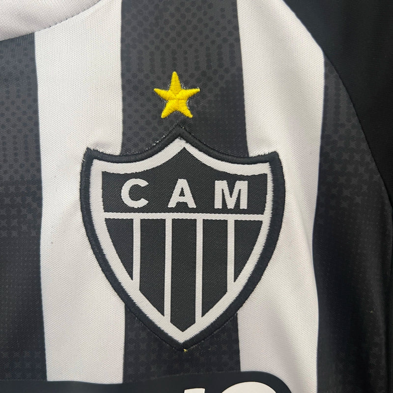 Kit Infantil Atlético Mineiro Home 2024/25 Adidas, camisa listrada preta e branca com shorts e meias, uniforme oficial para crianças torcedoras do Galo."