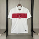 Camisa Turquia Home I 2024/25 Nike masculina branca com detalhes vermelhos, gola careca e tecido leve respirável para torcedores"