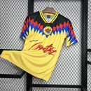 Camisa retrô titular Club América 1995/96 masculina Corteiz em amarelo clássico


Uniforme Home I Club América retrô da temporada 1995/96 com escudo bordado


Camisa Club América anos 90 retrô amarela com detalhes em azul e vermelho Corteiz


Frente da camisa Club América retrô 1995/96 modelo titular edição Corteiz masculina


 Camisa clássica Club América Home I retrô 1995 com gola tradicional e escudo original
