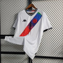 Camisa Vasco da Gama "Edição LGBT" 2021/22 Kappa Torcedor Masculina branca com faixa diagonal preta e detalhes em arco-íris, símbolo de inclusão e diversidade.