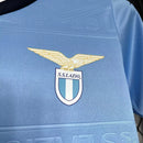 Kit Infantil Lazio Home I 2024/25 oficial, camisa celeste com escudo da Lazio em destaque, shorts combinando, uniforme completo para crianças de 3 a 13 anos"