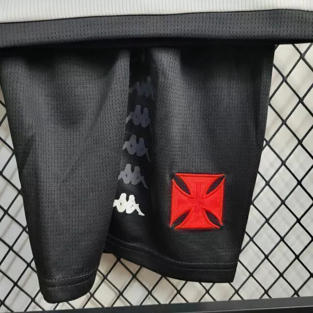 Kit Infantil Vasco Away (2) 2024/25 Kappa preto com faixa diagonal branca, camisa e short oficial para crianças torcedoras do Gigante da Colina