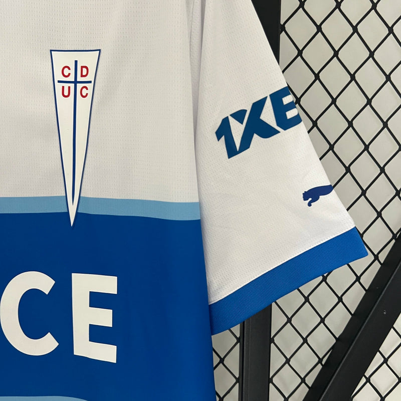 Camisa Universidad Católica Home I 2024/25 Puma Torcedor Masculina branca, uniforme de futebol chileno com detalhes azuis, escudo da Católica em destaque e tecnologia DryCell para conforto e absorção de suor.