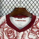 Camisa 1. FC Köln 'Kölsch Mädche' 2024/25 Hummel Torcedor Masculina branca com detalhes vermelhos e pretos, escudo bordado do clube e logo Hummel, modelo oficial para torcedores do futebol alemão.