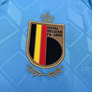 Camisa Bélgica Away II 2024/25 Adidas masculina, azul com detalhes em amarelo, escudo da seleção belga no peito e três listras Adidas nos ombros, feita em tecido leve e respirável com tecnologia AEROREADY, ideal para jogos, treinos e torcer com estilo e conforto.”