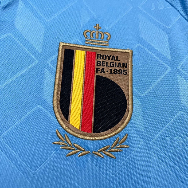 Camisa Bélgica Away II 2024/25 Adidas masculina, azul com detalhes em amarelo, escudo da seleção belga no peito e três listras Adidas nos ombros, feita em tecido leve e respirável com tecnologia AEROREADY, ideal para jogos, treinos e torcer com estilo e conforto.”