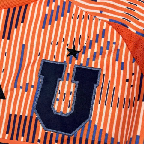 Camisa Universidad de Chile Away II 2025/26 Adidas Torcedor Masculina na cor laranja, modelo moderno com escudo bordado e tecnologia Aeroready, uniforme alternativo do clube chileno.