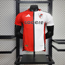 Texto alternativo para imagem:
"Camisa River Plate Third (3) 2024/25 Adidas Jogador Masculina preta com detalhes em cinza e vermelho, escudo aplicado em silicone 3D, logo Adidas e tecnologia HEAT.RDY, versão oficial usada pelos atletas em campo."

