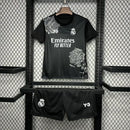 Camisa infantil Real Madrid Away (2) 2024/25 Edição Y-3, uniforme oficial branco com detalhes em cinza e preto, design moderno para jovens torcedores da La Liga”