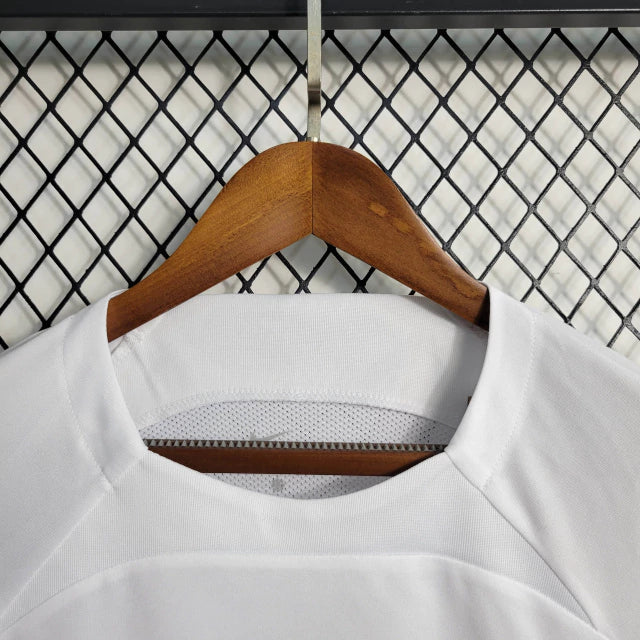 Camisa Corinthians Treino 2023/24 Nike torcedor Masculina branca vista gola 

Use variações com outros ângulos, por exemplo: “vista traseira”, “detalhe do escudo”, “zoom na manga
