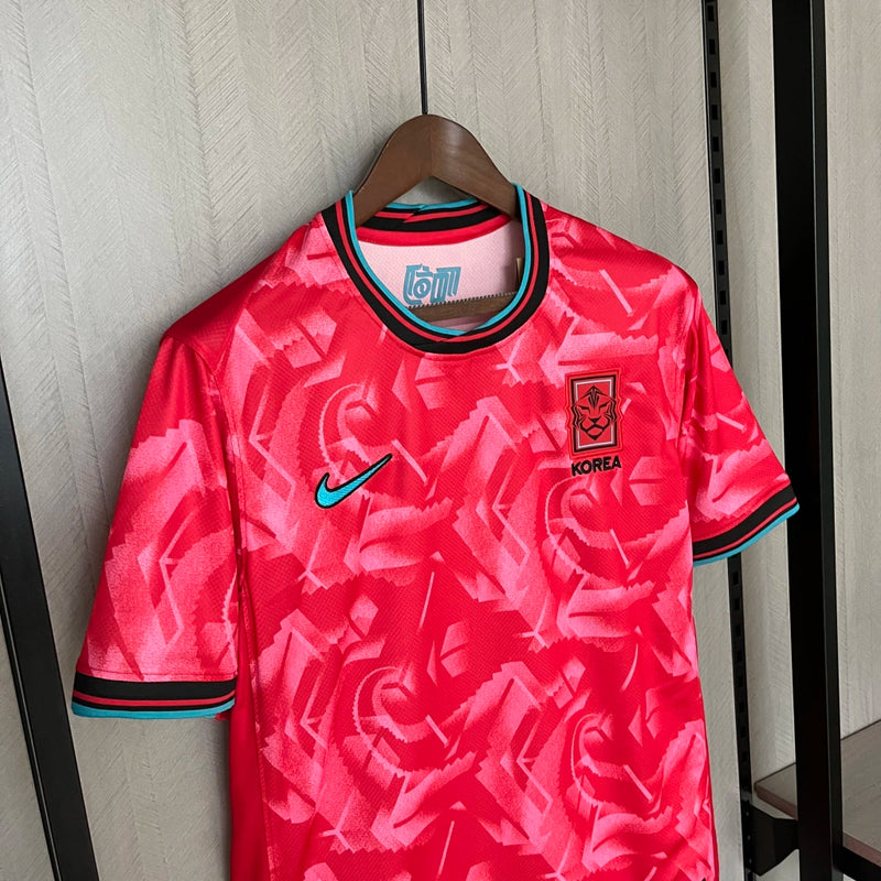 Camisa Coreia do Sul Home 2024/25 Masculina para torcedor, vermelha com detalhes em branco, modelo oficial da seleção sul-coreana, ideal para fãs da Coreia do Sul"