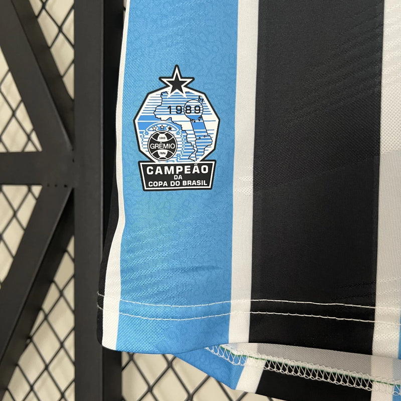 Camisa Grêmio Home 2024/25 Torcedora Feminina oficial, listras azul, preto e branco, escudo bordado, modelo confortável e moderno