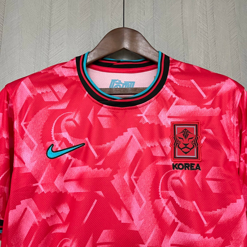 Camisa Coreia do Sul Home 2024/25 Masculina para torcedor, vermelha com detalhes em branco, modelo oficial da seleção sul-coreana, ideal para fãs da Coreia do Sul"