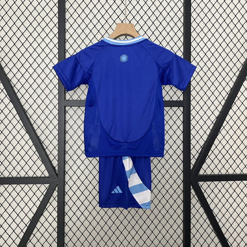 Kit Infantil Argentina Away II 2024/25 Adidas + Patch - Camisa e short infantil em tecido leve e respirável, design moderno azul marinho com detalhes da Seleção Argentina, ideal para jovens torcedores.