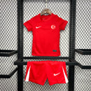 Kit Infantil Turquia Away II 2024/25 Nike, camiseta e shorts vermelhos com detalhes brancos, modelo oficial da Seleção Turca para crianças, ideal para pequenos torcedores e colecionadores