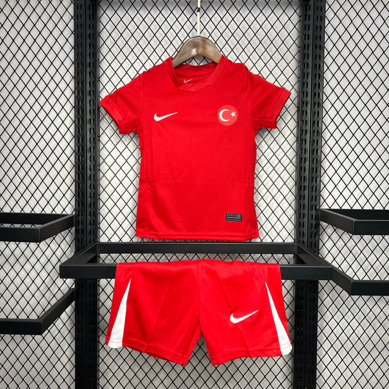 Kit Infantil Turquia Away II 2024/25 Nike, camiseta e shorts vermelhos com detalhes brancos, modelo oficial da Seleção Turca para crianças, ideal para pequenos torcedores e colecionadores