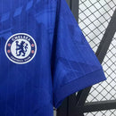 Imagem da Camisa Chelsea Home 2025/26 Torcedor Nike Masculina na cor azul royal, com escudo do clube bordado no peito esquerdo e logo da Nike no lado direito. Design moderno com detalhes sutis, gola careca e tecido com tecnologia Dri-FIT. Produto oficial da temporada 2025/2026