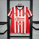 Camisa Chivas Guadalajara Home I 2024/25 Puma Torcedor Masculina Vermelha e Branca, listrada, escudo bordado, uniforme mexicano, futebol"